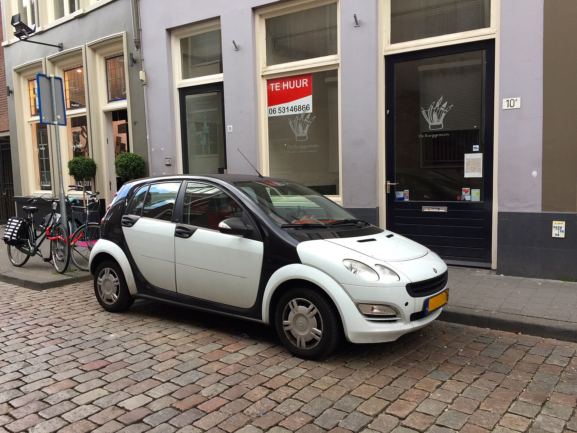 Smart forfour W454 bianca e nera parcheggiata in città